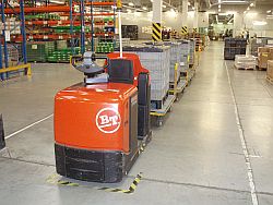 Obr. 7: Manipulace s kanbanovými boxy pomocí vláčku Obr. 7: Manipulace s kanbanovými boxy pomocí vláčku