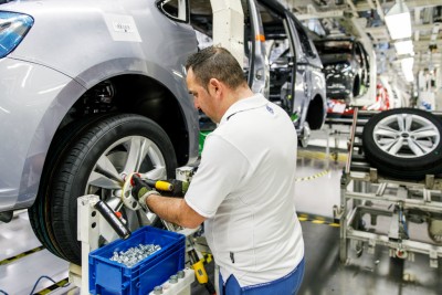 Obr. 1: Dostupné stolní 3D tiskárny Ultimaker pomáhají přímo v montážním závodě automobilky Volkswagen šetřit statisíce eur ročně při výrobě 3D tištěných nástrojů a montážních přípravků na míru. Zdroj: Ultimaker, 3Dwiser